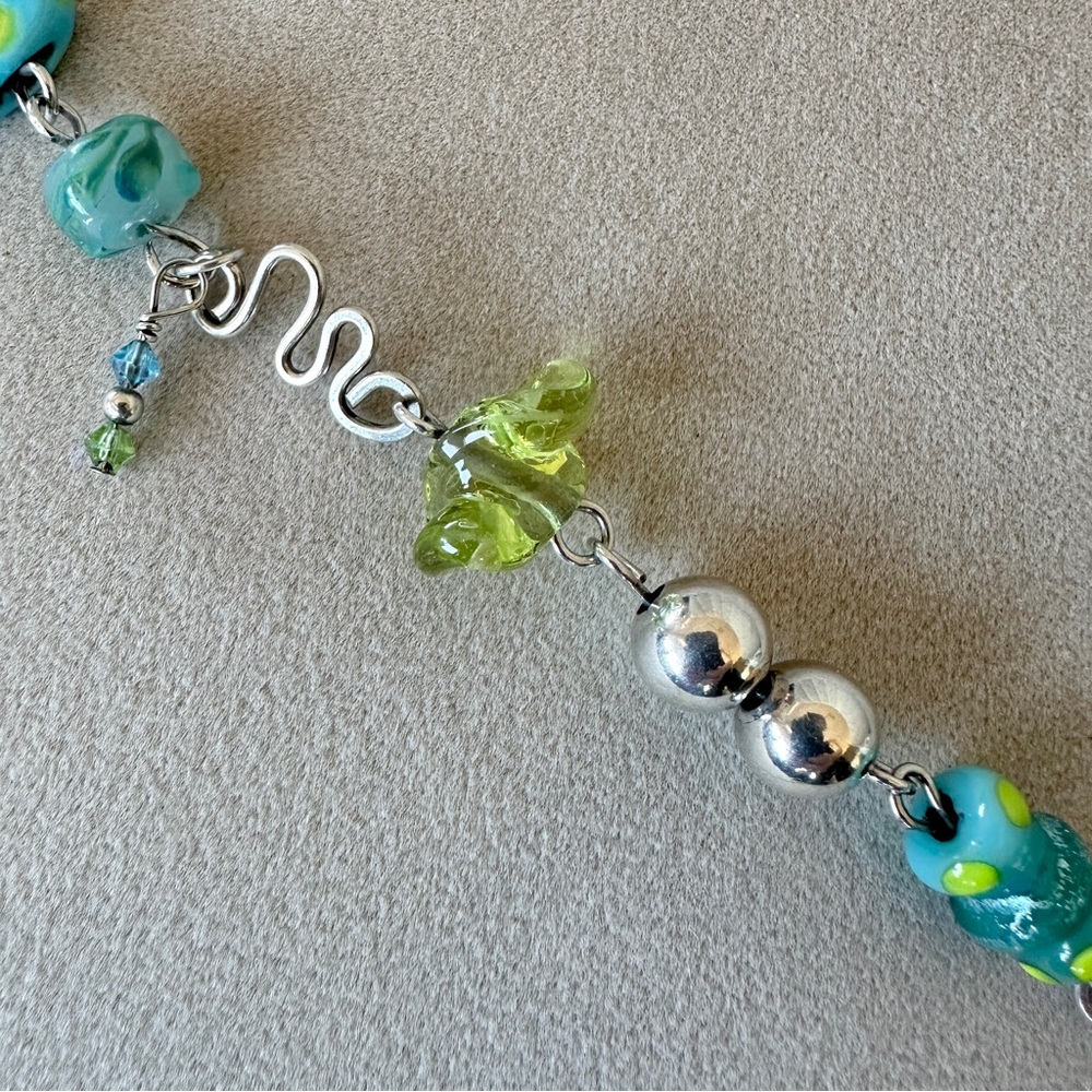 Artisan-made sterling silver and glass bead charm bracelet - Picture 7 of 11